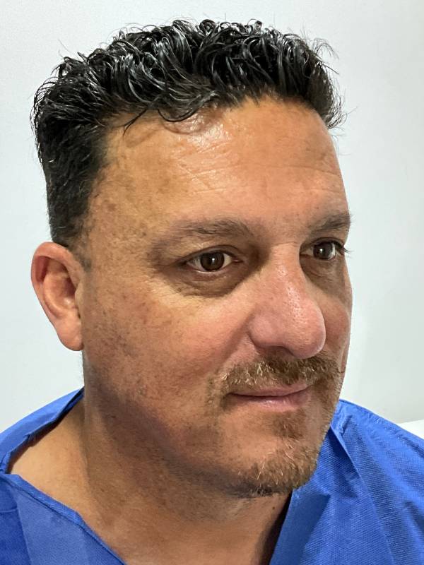 Cliente satisfecho con cejas